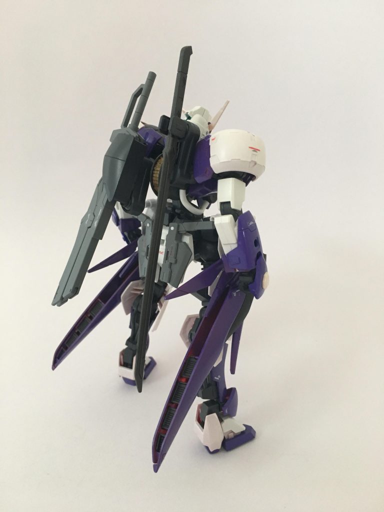 【リアビュー】
両腰のビームサーベルを除くメイン装備は背面に集中している。