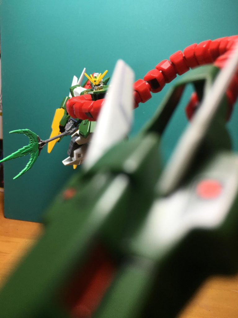 　ドラゴンハングは作画上では無限に伸びていましたね。ジョイントパーツも付属し、本体の2倍以上伸ばすことが出来ますが、自立できる保持力は皆無なので、アクションベースなどで支えてあげましょう。撮影では見えないところで支えています。

　爪部分はヘタってしまうので何か対策したいところです。