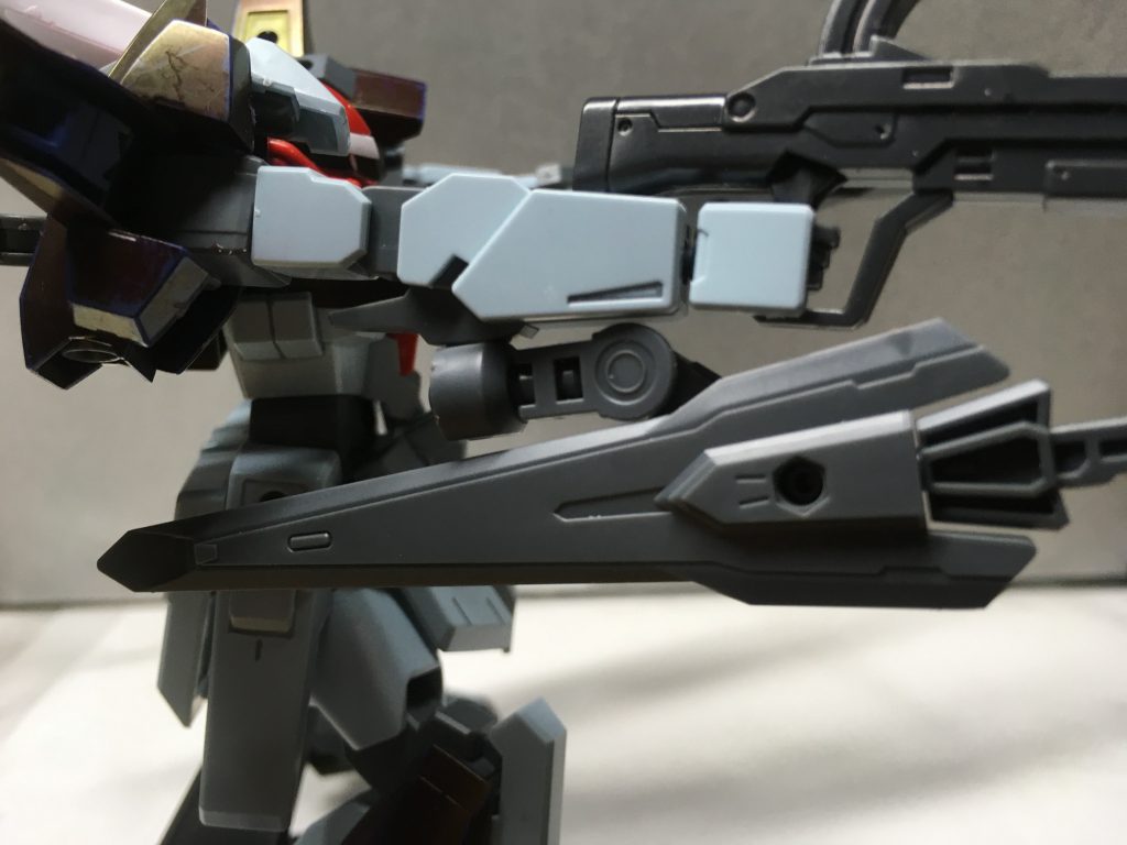 ブレードは、腕にマウントしています。ライフルなど装備できるようなっています。