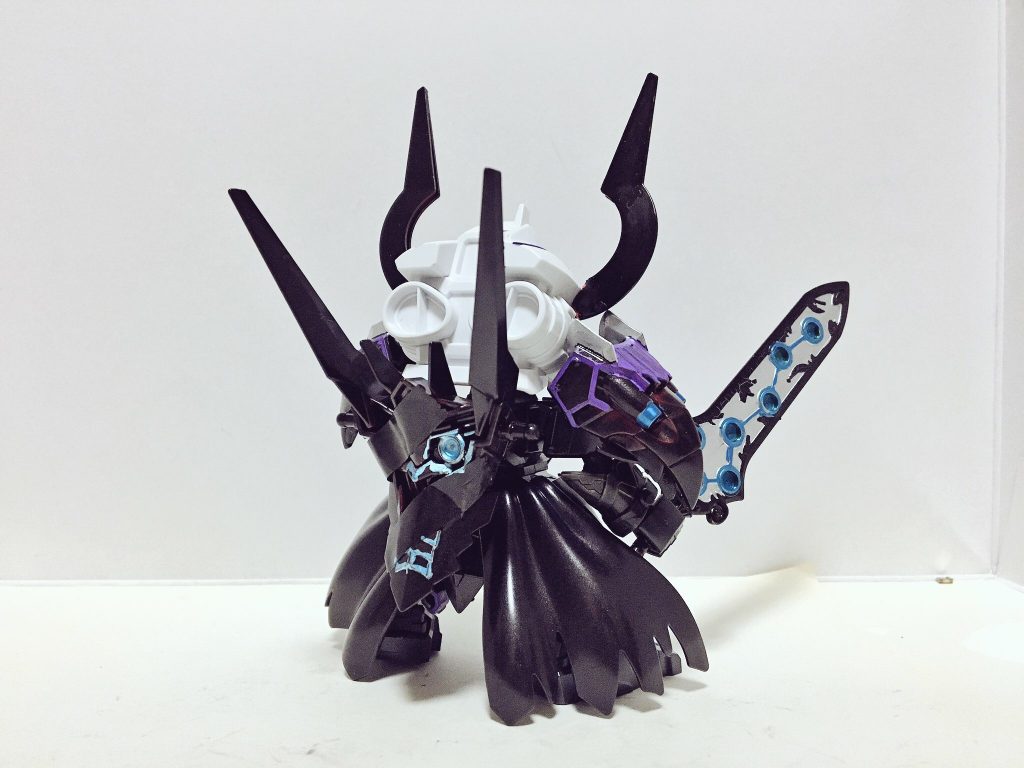 リアビュー。マントは腰回りで接着固定。背面の鬼はセロテープで包帯を再現してます。アロンアルファで強化してるので剥がれてないです