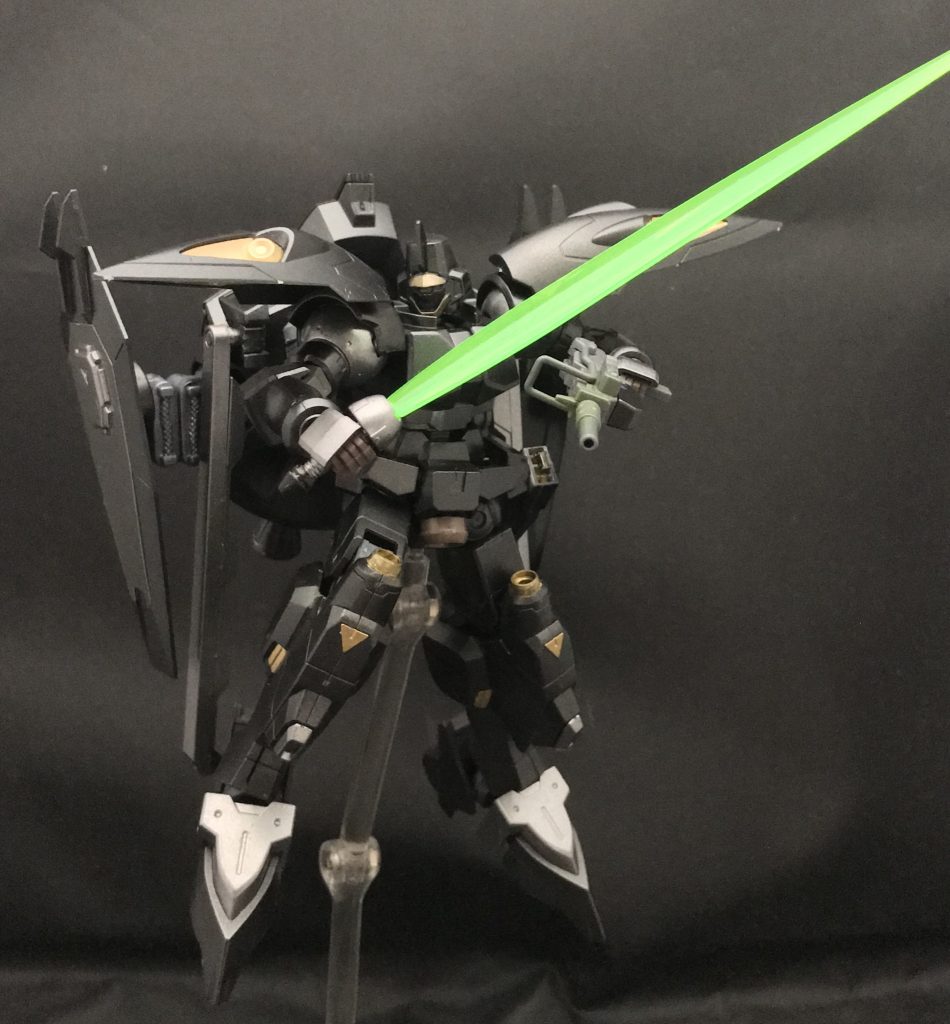 左腰の鞘からはギャギャのビームサーベルを抜き放ちます。