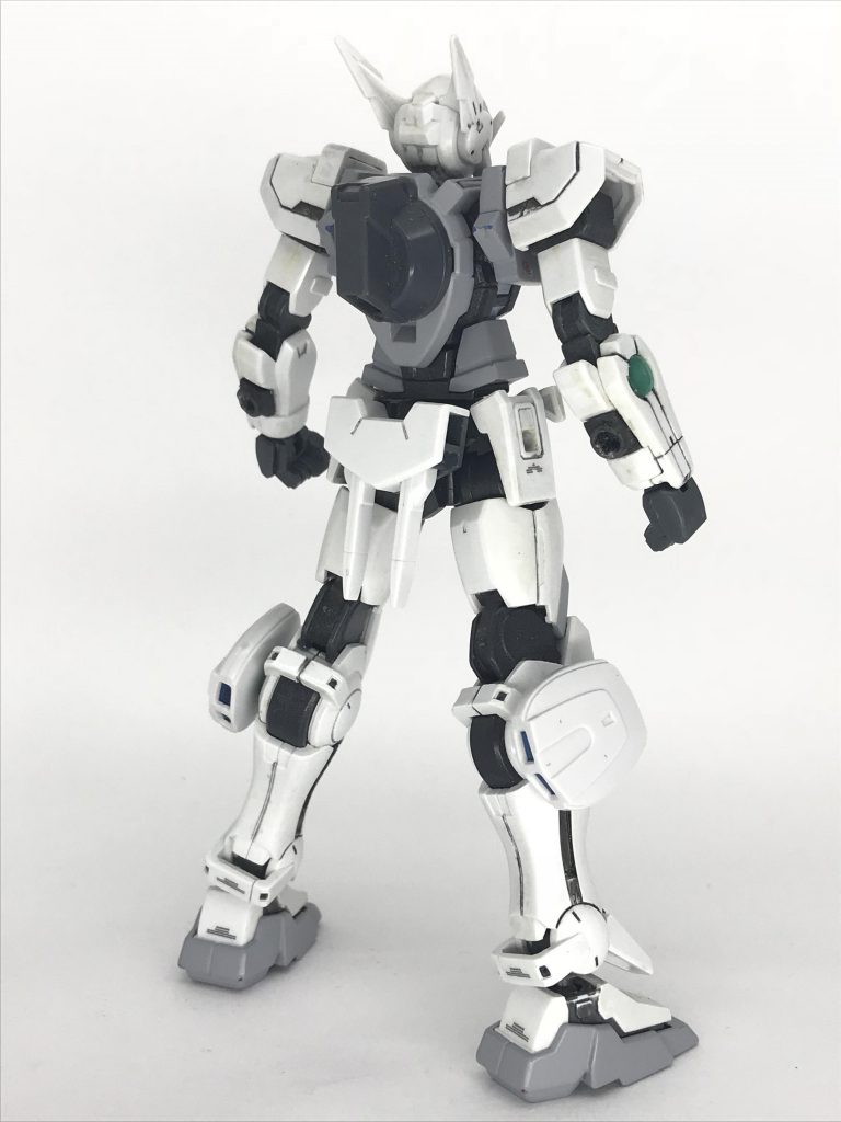 前後。動力源は粒子貯蔵タンクになっています。タンク部は外せば汎用接続穴があるので、バックパックの換装もお手軽です。
 両膝横にあるのは緊急用粒子を蓄えた機能を兼ねたスラスター、と言う設定です。
 ハードポイントは3mmのものが、腕、膝、膝横、サイドアーマーに計6個あります。
また、肩上部のパーツや胸部装甲、フロントアーマーを付け替えることで、様々な装備に換装が可能です。