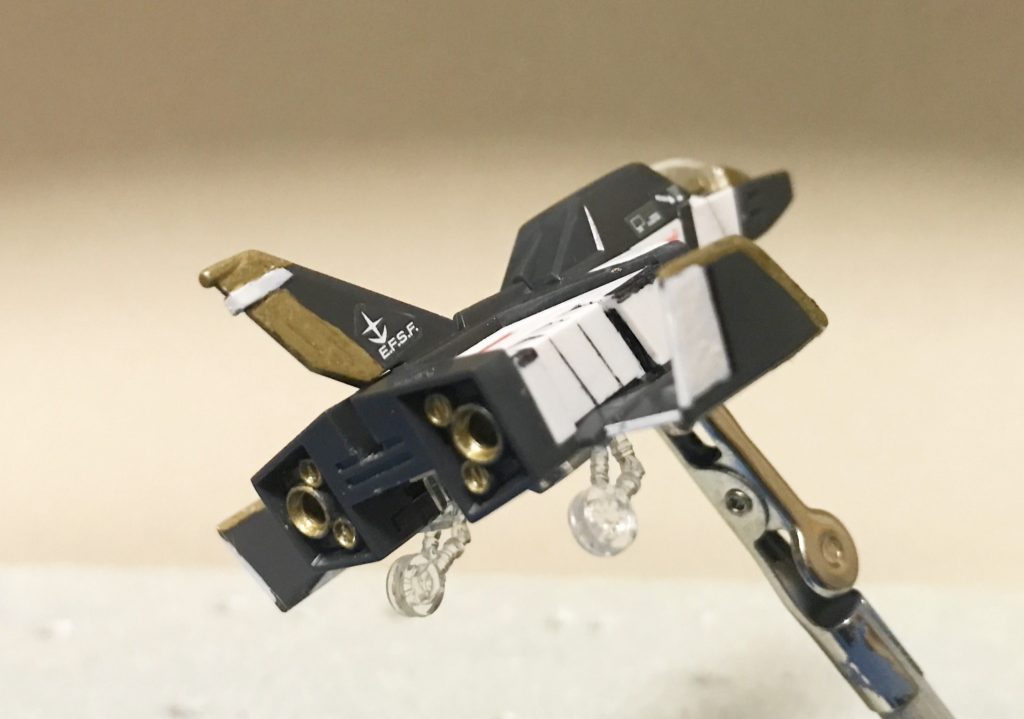 後ろから。バーニアも金に