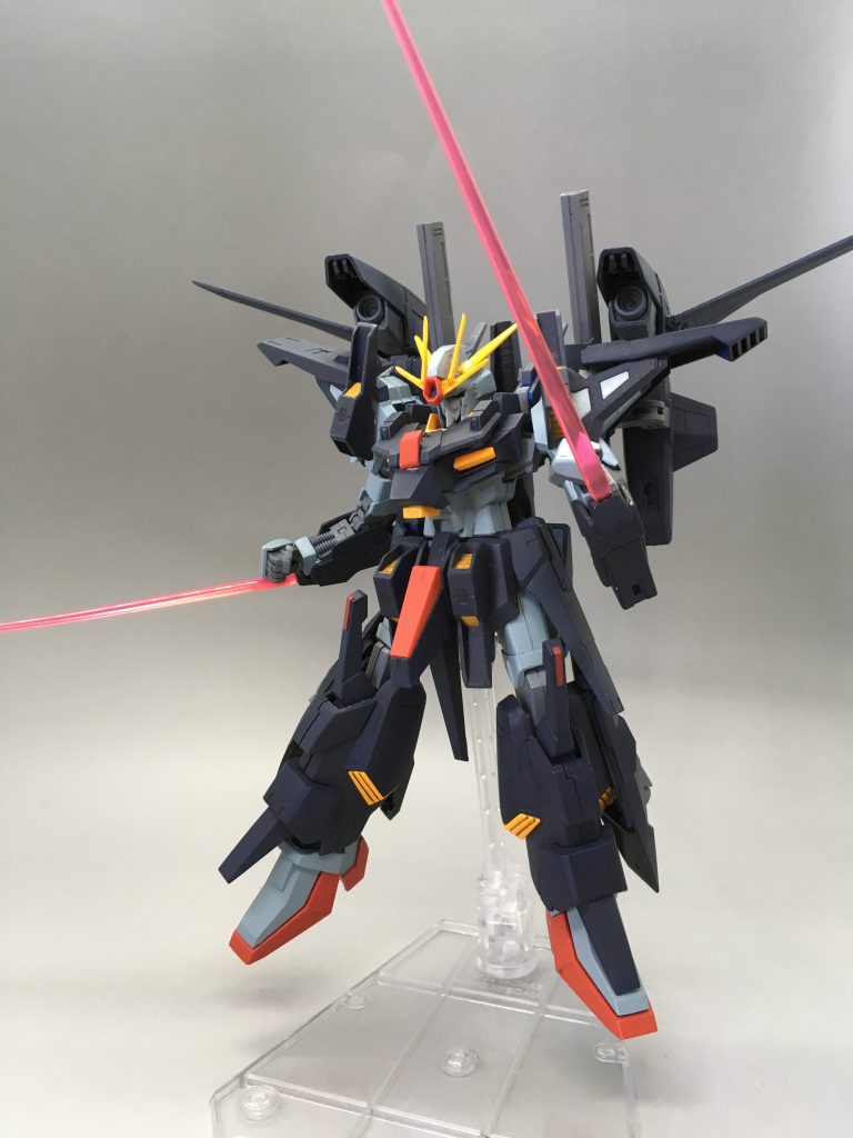 袖口からビームサーベル。ジャンクになっていたクランシェ のパーツを使いました。