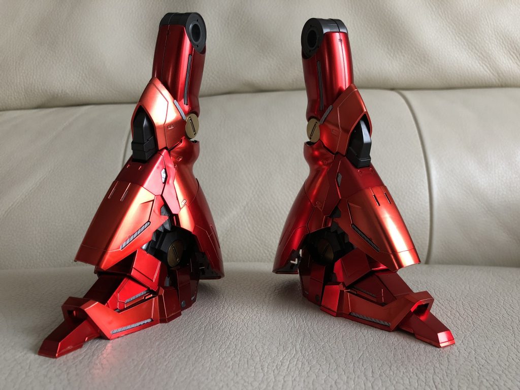 外部に露出する部分はシルバーで塗装。一部はゴールドで塗装。