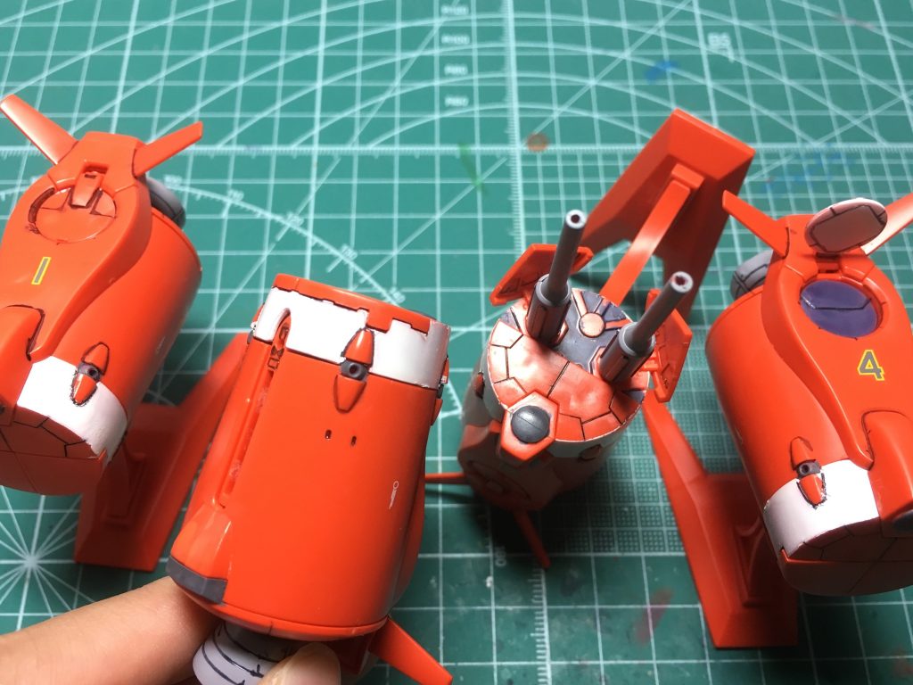 ガンバレルは各ポッドに1~4の番号デカールを貼りました。側面のバーニアはピンバイスで開口。
 塗装はガンダムマーカーとスプレーを併用。塗装箇所の都合上、スプレーに頼るところが多かった気がします。
白=Mr.ベースホワイト1000
グレー1=Mr.サーフェイサー1000
グレー2=ガンダムマーカー ガンダムグレー
グレー3=同メカグレー
黄=同イエロー
青=同メタブルー