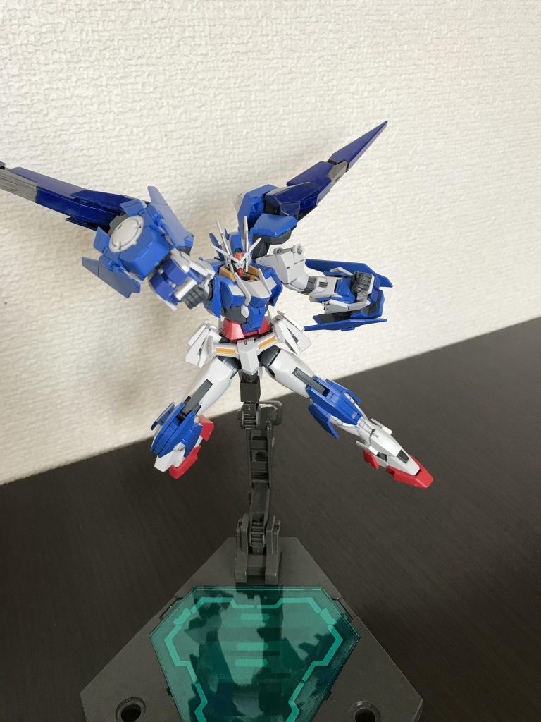 最後の目玉はビルドナックルです。
リアアーマーに設置したGNドライブを手甲として装備。
こちらの二基で2度目のトランザムが可能で拳にGN粒子を纏わせることでトランザムナックルを放ちます。
これでタイガーウルフの龍虎狼道に打ち勝ちたい。