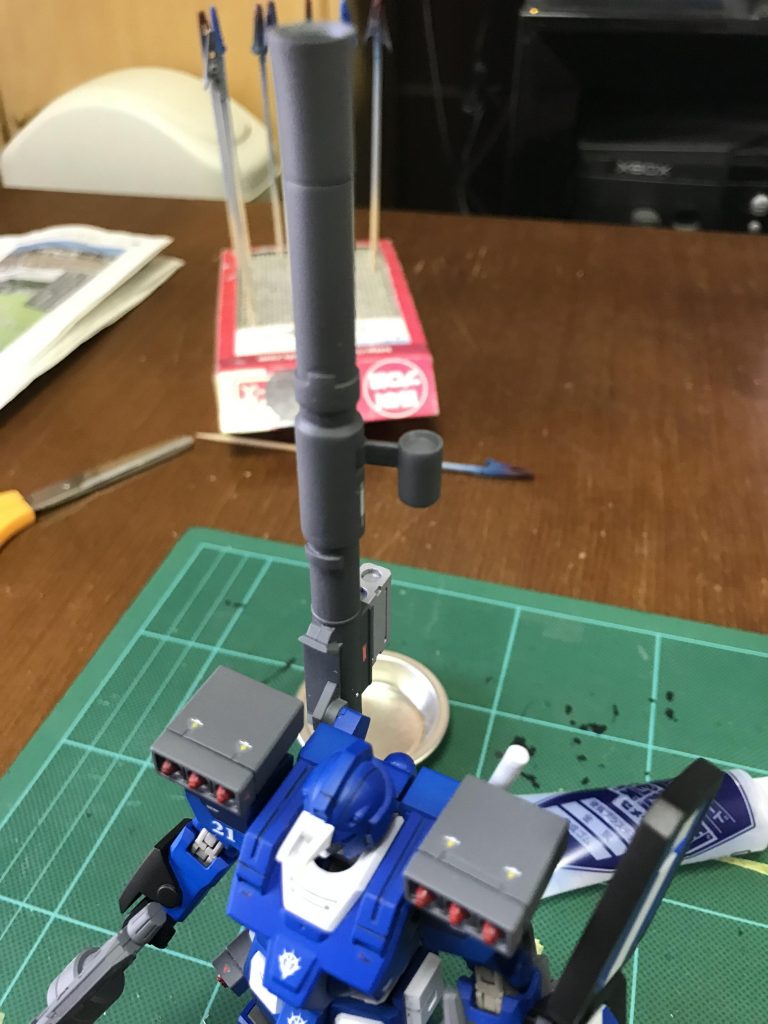 バズーカ短くするか悩みましたが、肩に降ろした時にスコープがちょうどいい感じになるからそのままに。ミサイルポッドが邪魔でちゃんと降りなかったけど。