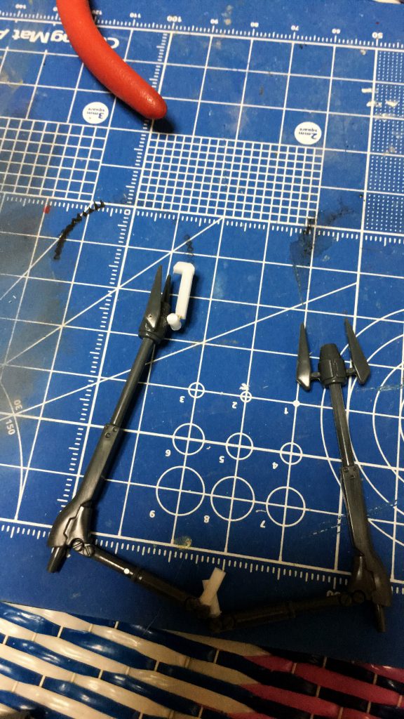 切ったりプラ材工作したり