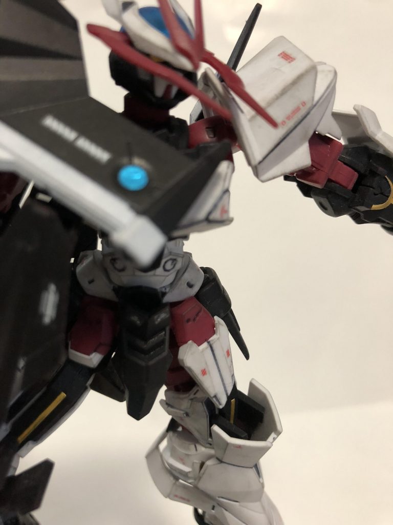 水転写デカールを始めて貼りました！
最初は何枚か無駄にしましたがやるに連れて面白さを感じましたね(￣∀￣)
作りこむに連れてノーネイムのかっこよさや作成者の意図がわかるような気がしました。
ノーネイムはアストレイ本来のパーツだと白い部分(二の腕や指)が色分けされていません。
これは設計画の段階でも同じなので意図的にHG 同様の成型色のままなのでしょう。
僕が思うに壊れるたびに細かい部分塗装をするわけにいかなかったからあえて本来とは違う赤色を残したのではないか？と予想しています。
だとしたらデカールとかも貼らなそうですね笑
そう考えるとツカサくんとは全く逆の作り込みをしているなぁと思います。