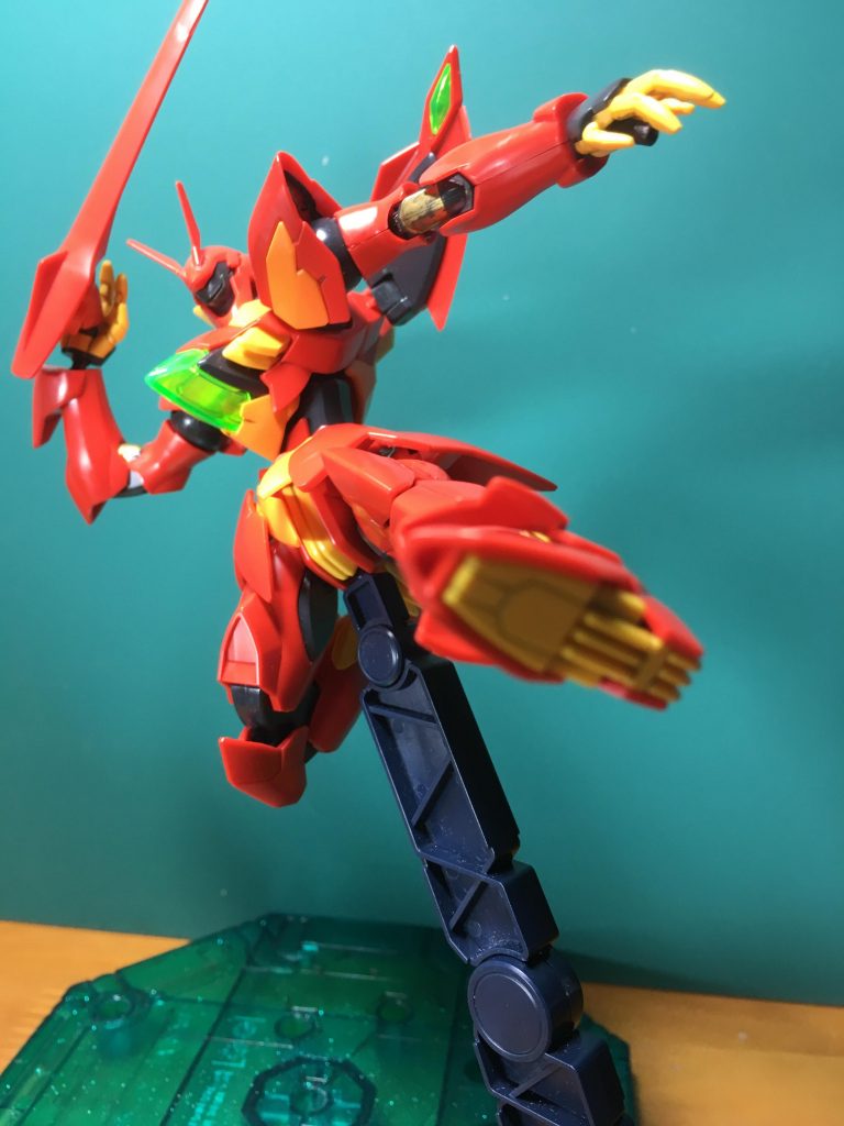 　[ガンダムAGE-2](https://gumpla.jp/hg/32373)との初戦で見せたライダー、もといゼイドラキック。腰後ろのソード接続部を使えばカッコよく再現できます。