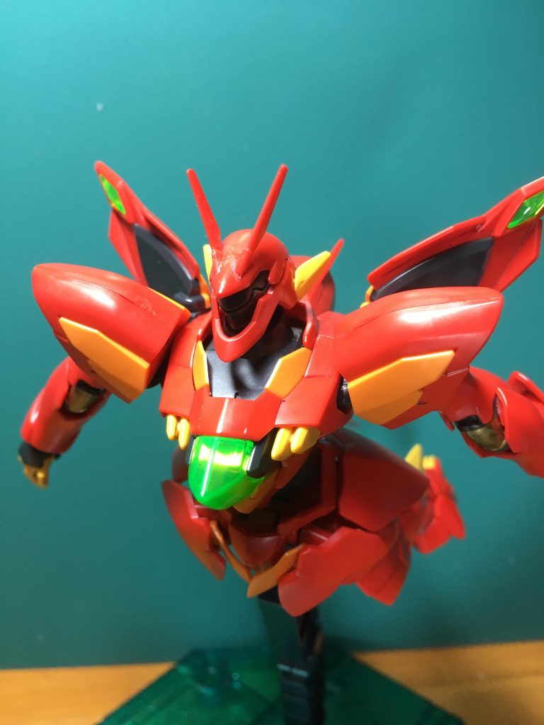 ヴェイガン系キットは独特な形状と可動の両立が出来ている素晴らしいキットばかりだと思います。飛行ポーズも思いのまま。
 塗装はガンダムマーカーです。
金=ガンダムマーカー ガンダムゴールド
黒=同ブラック