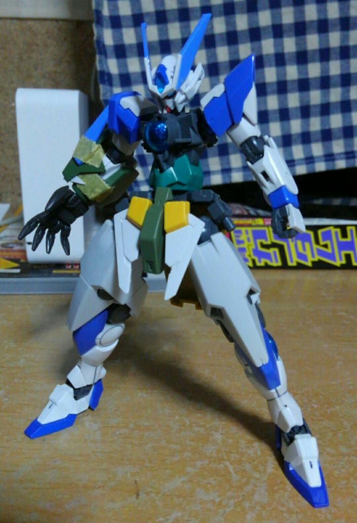 今度は全体
クローが大きいので、全体的なバランスが悪くならないように他のパーツで身長を調整してます
腰はヘルムヴィーゲ・リンカーを元にグレイズ一般機、AGE1レイザーをフロントアーマーに使っています
お腹と腰の間に挟んであるのはたぶんなんかのキャンペーンパーツ……
太ももはGN-Xを使い、クアンタの膝関節を削って差し込んでます
(これが非常に辛いのとコストが掛かる)
下駄はAGE-FXをそのまま使っています
(クアンタの足にAGE-FXの下駄の組み合わせ好き)