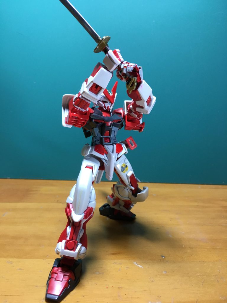 　ガーベラ・ストレートは銀メッキされているため、そのままでは鍔や柄に塗装が定着しません。ガンダムマーカーのはがしペンでもメッキは落とせるので、塗装したい場合はメッキをはがしましょう。