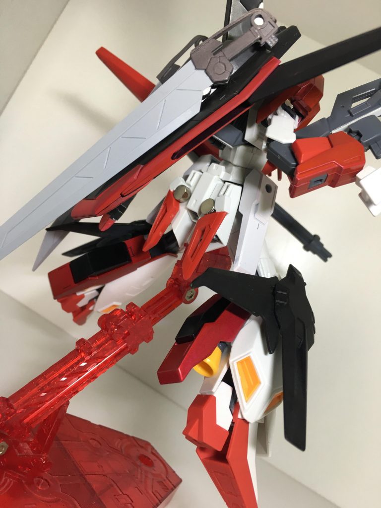 背面側その2です。リアアーマーに磁石を仕込んであり、HGソードインパルスのビームブーメランを改造した物を取り付けています。ふくらはぎにはライトニングバックウェポンシステムを切り出して接着、スラスター部分もTR-5フライルーから貰って接着しました。