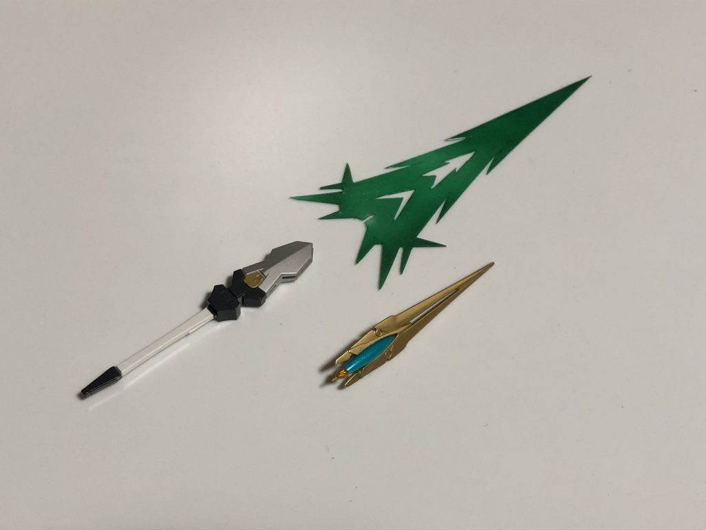 ビームセイバーは3パーツ構成です。刃の部分は透明プラ板から製作しています。(もう少し大型化してもよかったかなぁ...) 