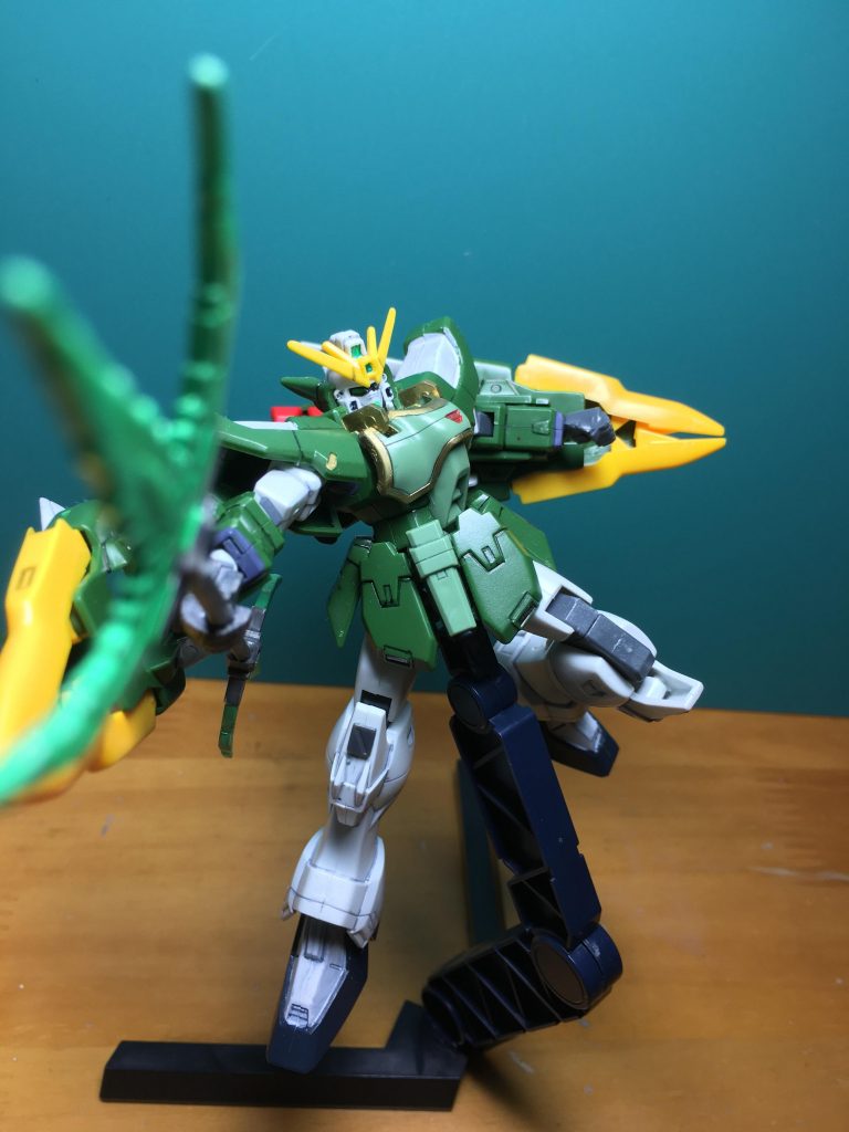 　ツインビームトライデントは持ち手と一体式。手甲がそのままではツライチだったのでランナータグを貼って厚みを増しました。

　膝にはコトブキヤの「角モールド」を貼りました。