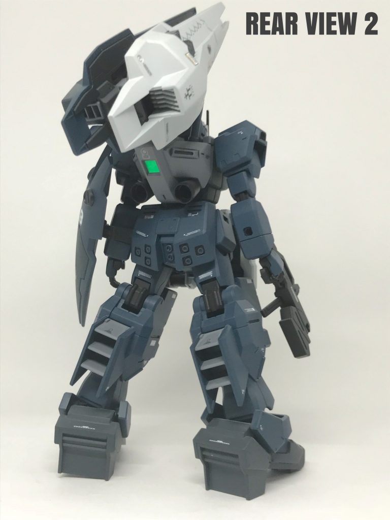 最初、バックパックにあるシールド
ブースター二基が、なんとなく釈然と
しなかったのですが…
後ろ斜めアングルから見てみると、これは
『あり』だなと思いました。   (*ﾟ∀ﾟ*)