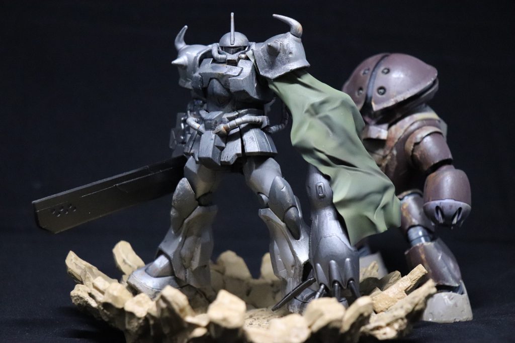 マントはハイゴックの手を隠す為に装備してるという設定