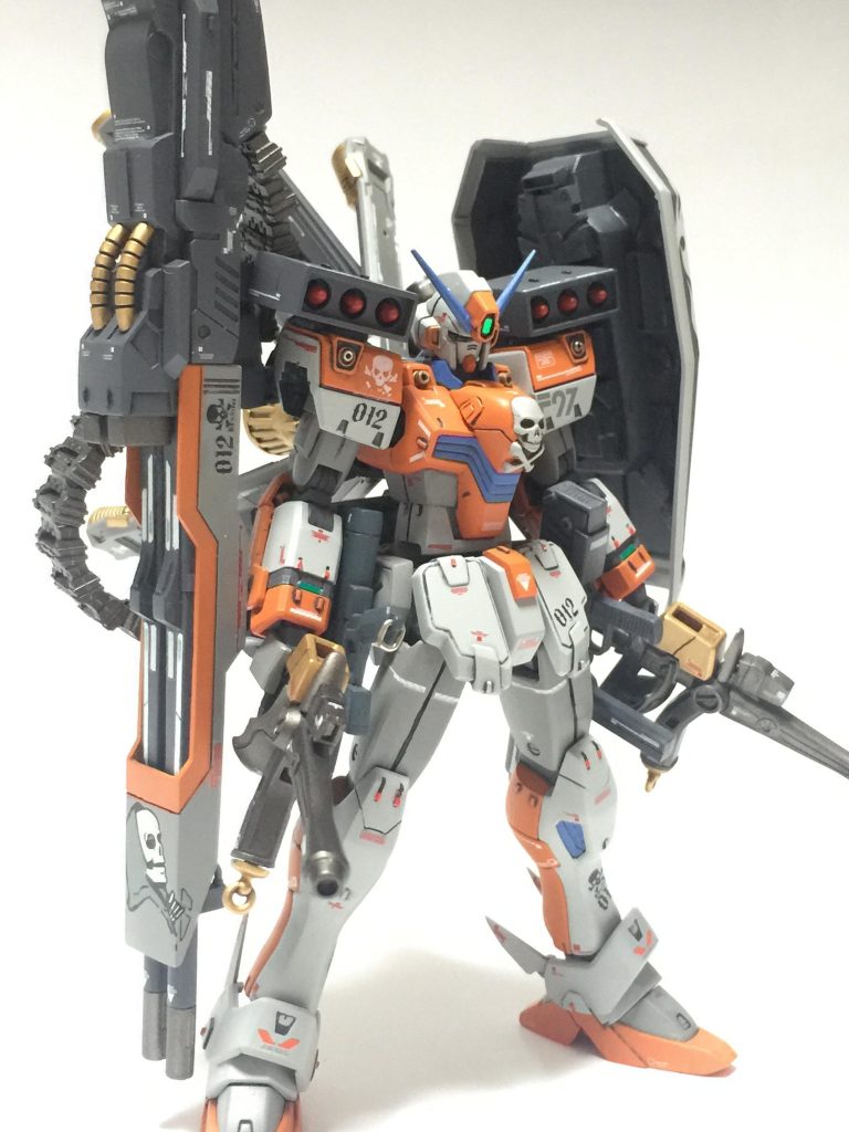 右肩の大型ライフルはMGウイングゼロEWのツインバスターライフルです、ポン付けはあれなので銃身を一体化してストフリのライフルカバー？を取り付けています。