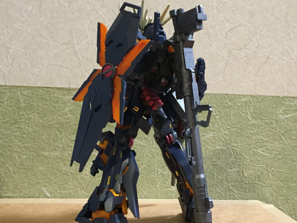 バックショット。バズーカもマウントしました。
差し色で、ビームマグナムのカートリッジと
バズーカの予備弾倉をメタリックレッドとしました。
重厚感があり、かなり好みの背中です。