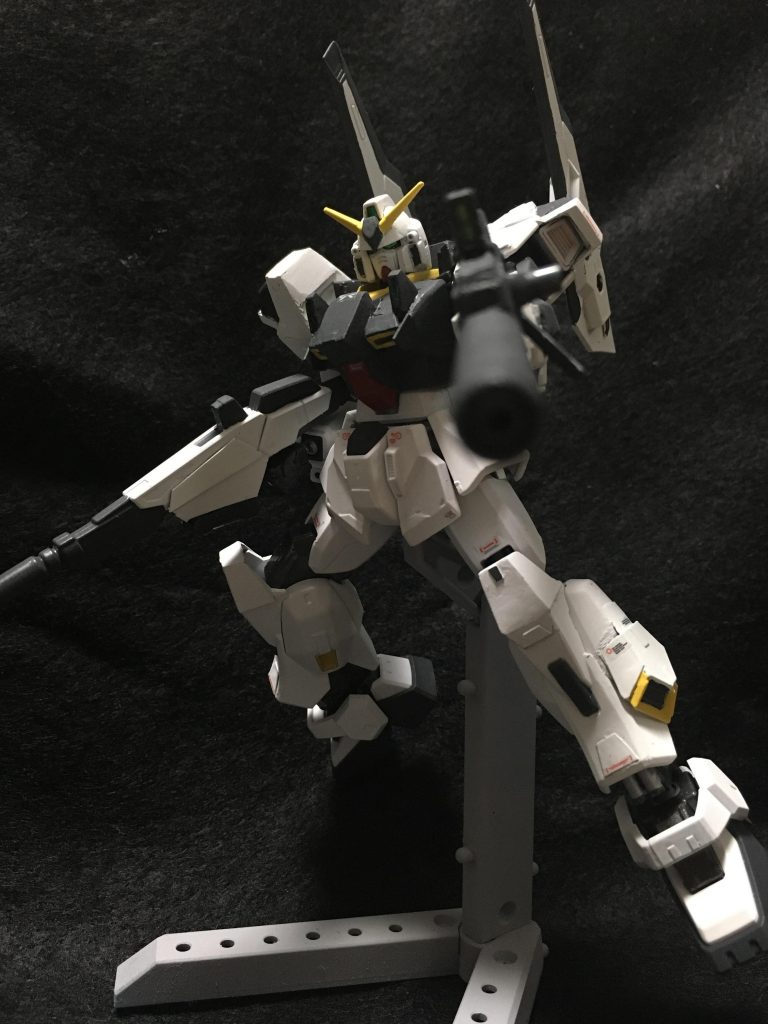 主兵装は試作ビームライフルと中近距離用のビームカービン。ビームライフルは連装式Eパックにより通常の2倍の威力とエネルギー消費量を持つ。