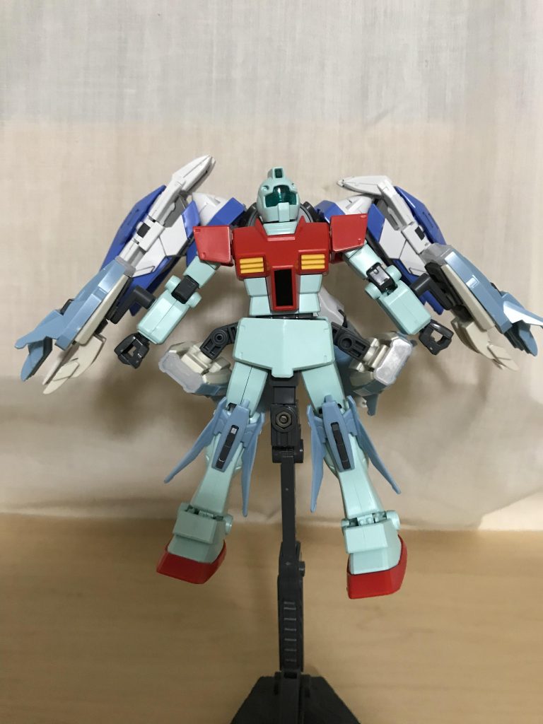 ジムをベースに主にプトレマイオスアームズのパーツを使って改造しました。