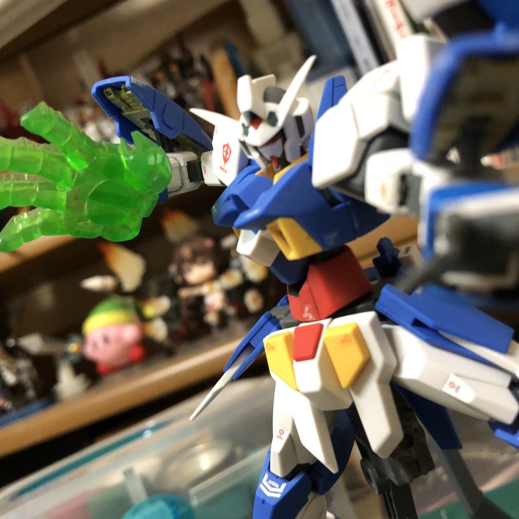 ・*センテレオパルマ(フェルテ)*
モード･センテレオ時のみ使用可能。(理由はエネルギー消費量が多いため)

展開したアームカバーを介してエネルギーを掌に集中させ接触した箇所を高熱で溶かす攻撃方法。

Sビット分離時の自衛方法として使う他、某なんとかフィンガーに似ているためか対象の頭部に接触させることで各データの送受信が可能。

出力をさらに上げることにより最大出力(フェルテ)に。

サイズが大きくなり更に温度上昇、並のビーム兵器なら吸収することもできるように。

どこかで見たことのある緑色に輝く掌。これはセンテレオパルマです。