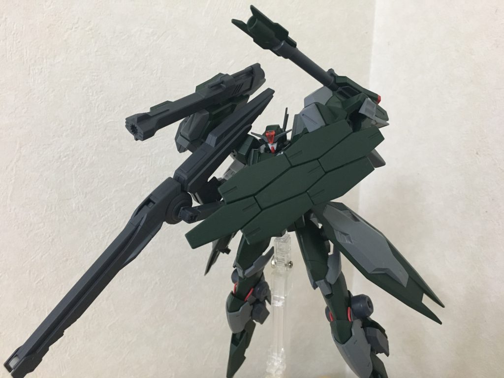 左肩にはその巨体を守るためのGNシールドビットが装備されている
連結したまま大型のシールドとしても使用できる