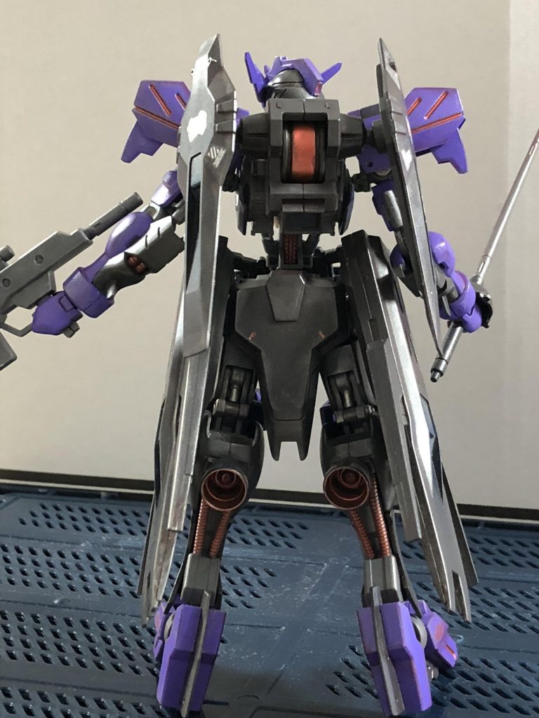 足のフレームのケーブルも赤く