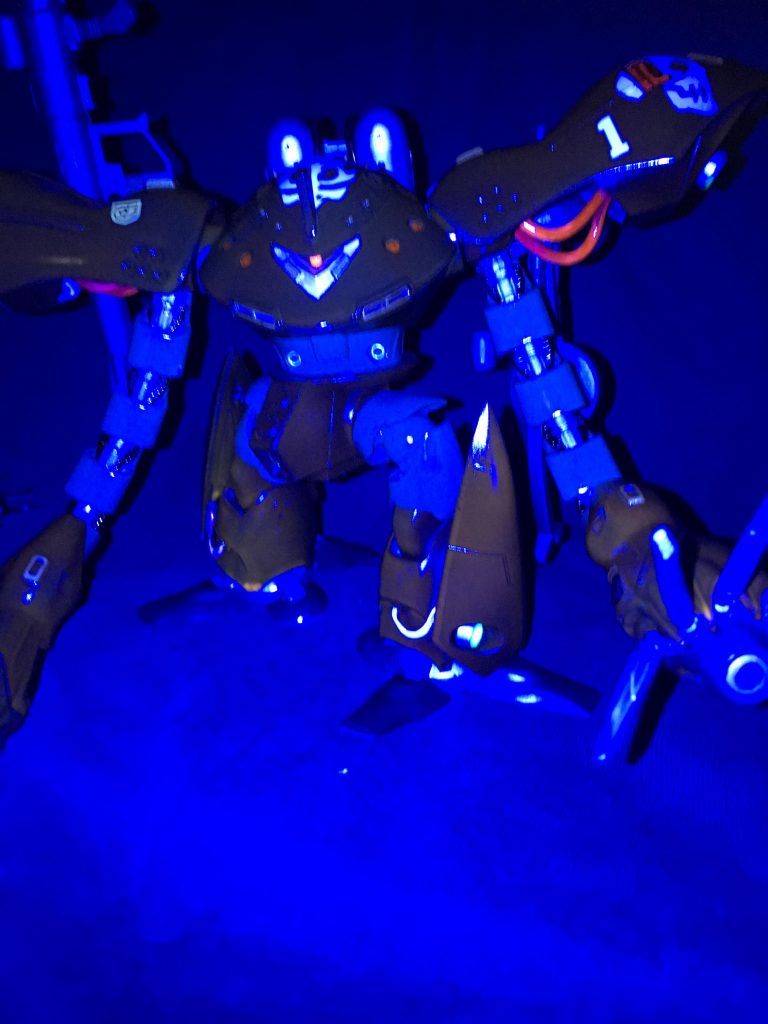 モノアイもブラックライトの発光します!