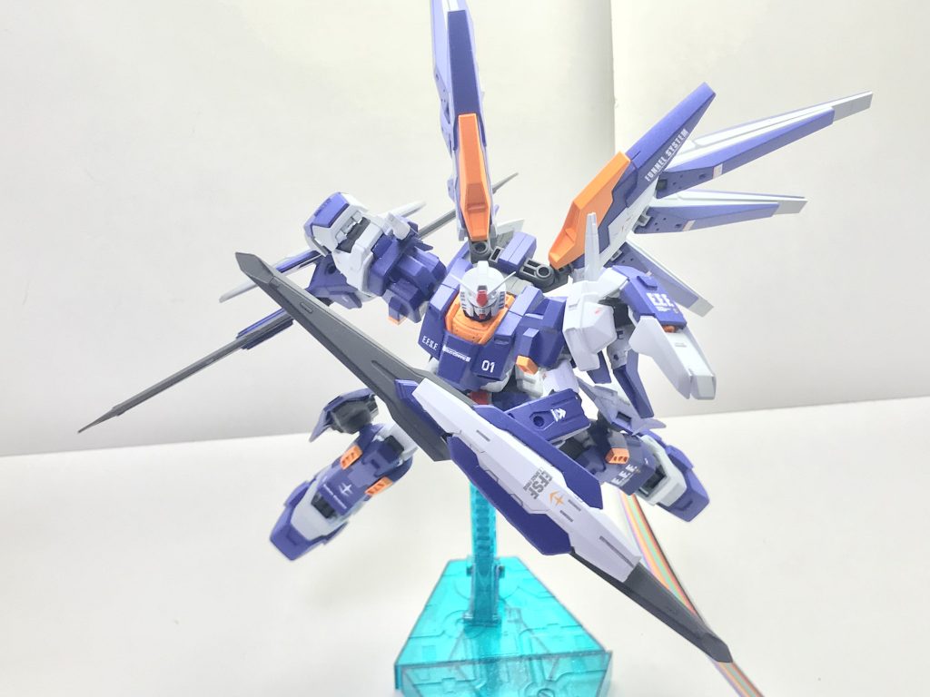 アヴァラング・レヴ。本機の名称の由来ともなった、戦術の中核を構成するといっても過言ではない装備であり、GNツインブロードブレイドをモデルにして作成されている。斬撃、刺突といった格闘戦兵装としての基本的な機能だけでなく、粒子放出機構を持つGNシールドを組み込んだことでこの装備もまた一つのブースターとしての役割を果たしている。