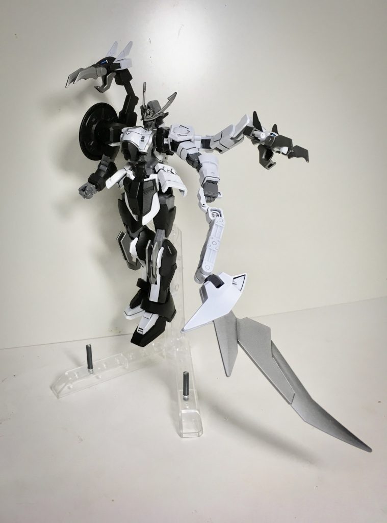 龍尾刀
本機の主力武装
関節が設けられたアームに刃が接続されているため、フレキシブルに稼働し動きのある斬撃を繰り出す事が可能