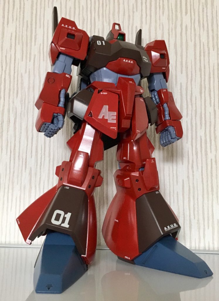 右手側からアオリで。サフを吹いてからモンザレッドで塗装しています。