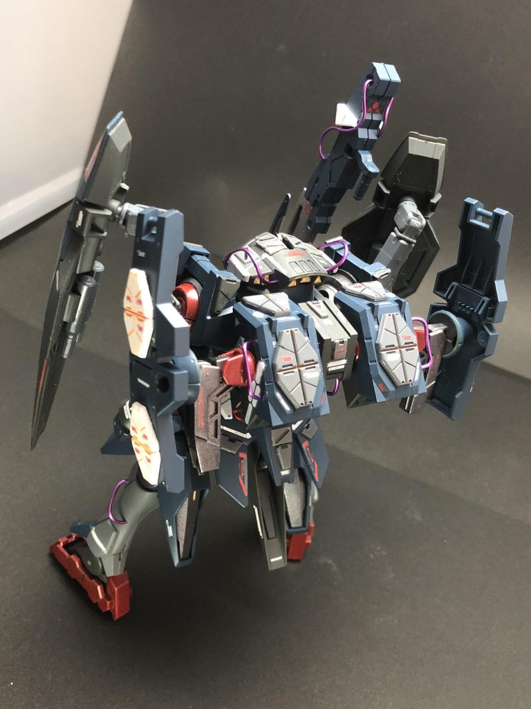 バックパックにも追加装甲
シールドには耐衝撃装甲のイメージでカラーリングを、変えてます