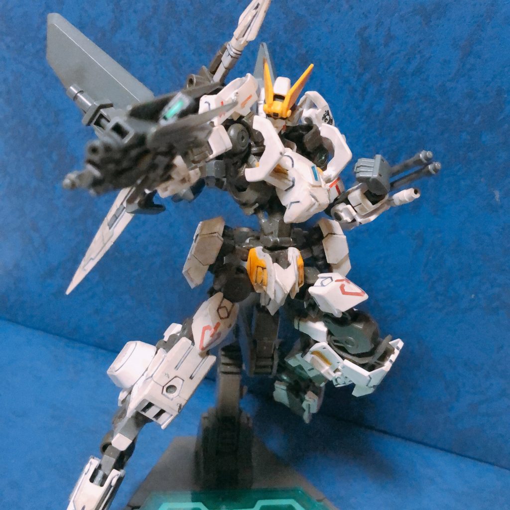 ライフルを構えて。ケルディムのスナイパーライフルをベースにし、左右にシュヴァルべのクローを付けています。