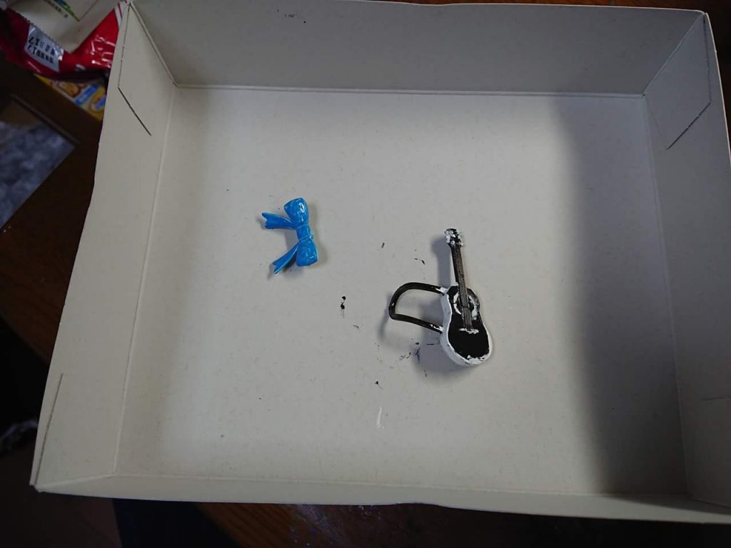 ギターは黒を塗る時は若干を銀を入れて塗装しました！リボンの色は赤から青に変更しました！