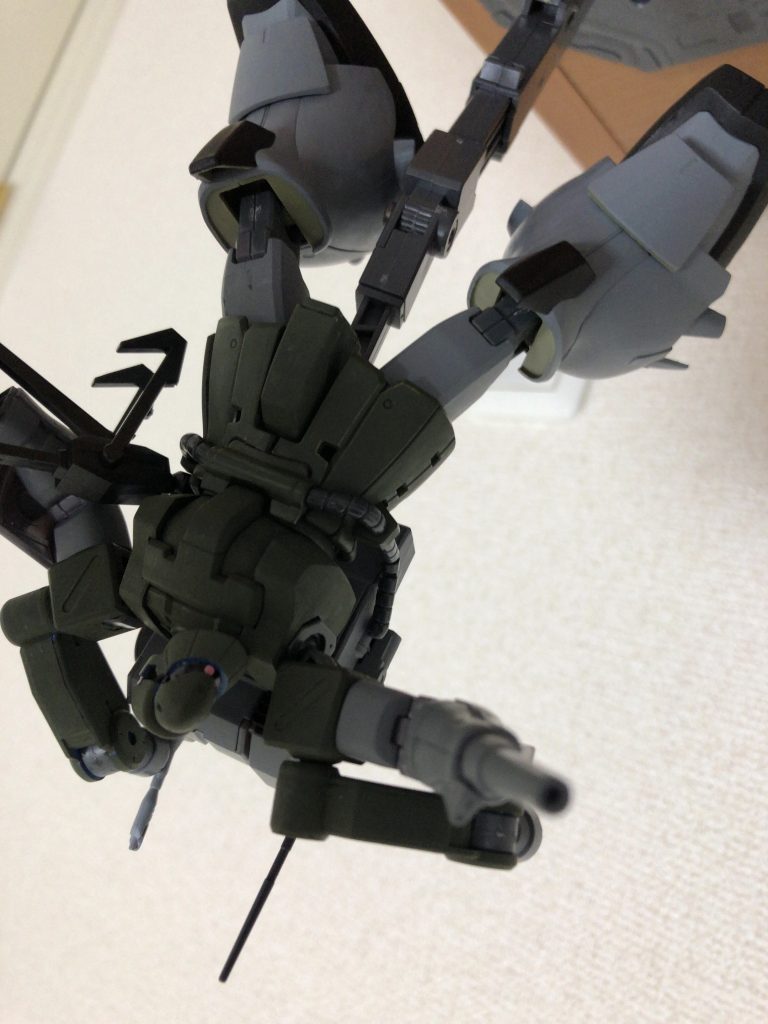 両腕はF2が元であるドラッツェのものを使用。そのため右腕は3連装バルカンとなっているが牽制、迎撃などに使えるので攻撃力は高くなくとも戦術は幅広いものになっている。