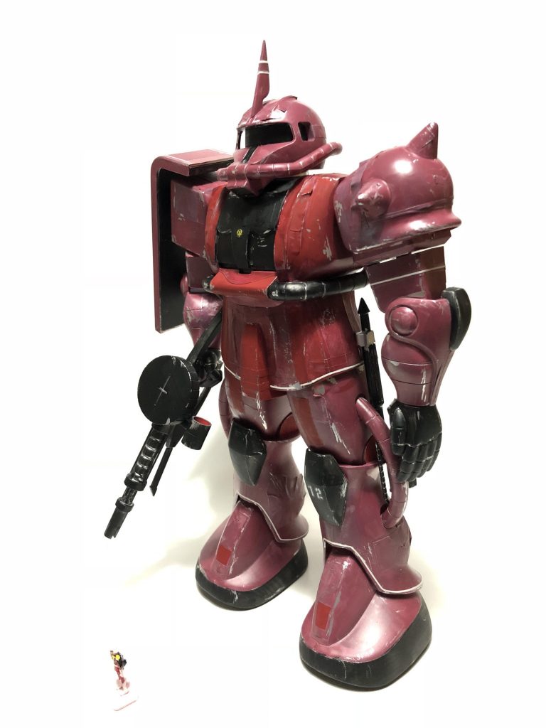 ななめ
 
この角度がザクのデザイン真骨頂だと思う。
 
そして、実は真っ赤と言いきれないのもシャアザクの味。