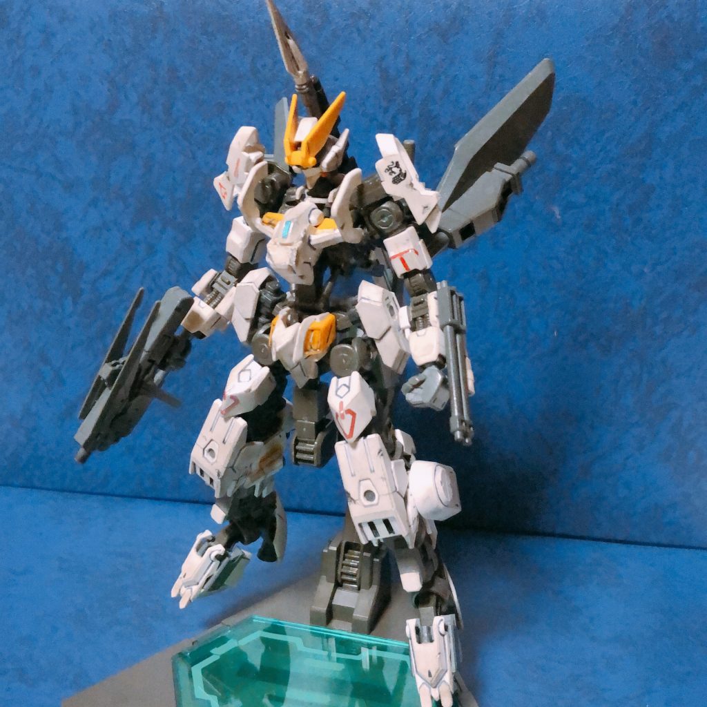 正面から。外装はバルバトスとジャンクパーツの山から。機体色は自分のパーソナルカラーの白です。