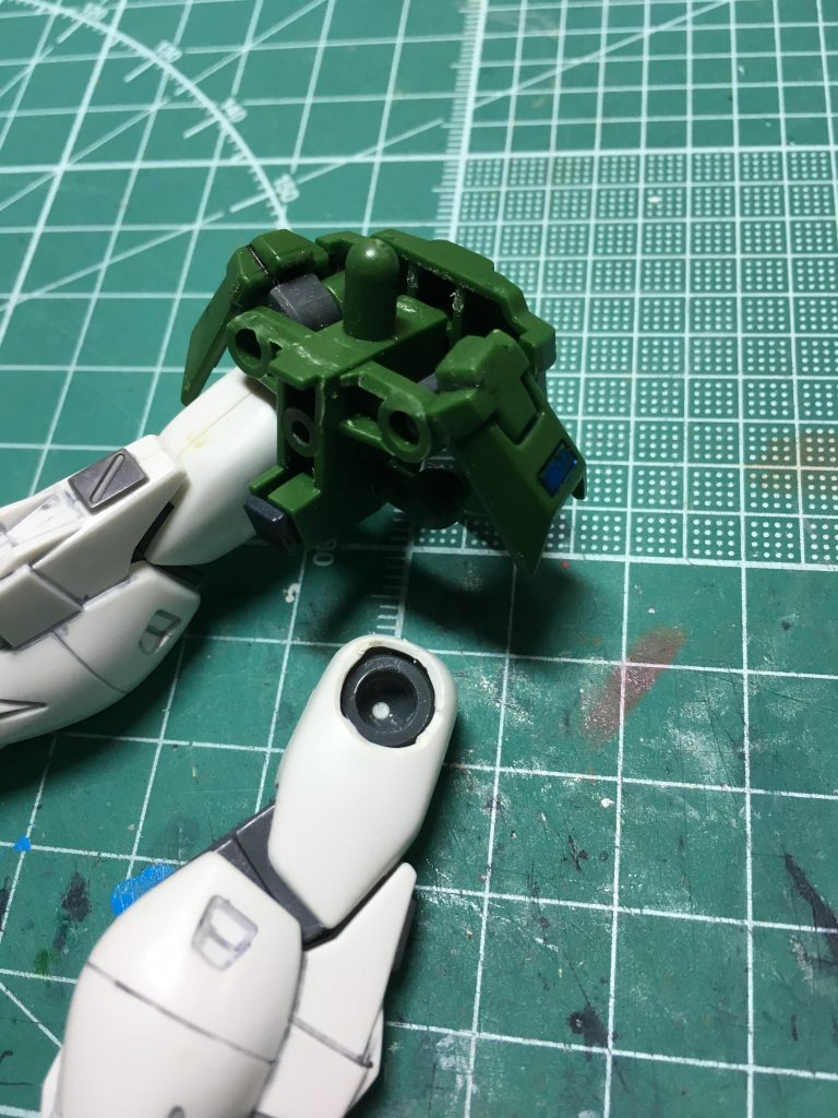 　HGFAキットでの定番工作として、下半身の可動範囲拡大を行っています。

　股関節はボールジョイント受けが奥まっており、脚を開けないので、ナイフで太ももの穴を拡大。上と後ろ側を重点的に削りました。これは他のHGUC以前のキットで、股関節にボールジョイントを採用したキットで使える手段だと思います。

　フロントアーマー上部と股関節のフレーム上部を斜めに削り、脚を上げやすくしています。Twitterで「HGFA買ったで」という投稿を見かけるとこれを送りつけてしまったのですが…鬱陶しいだろうと思ったので止めときます。

　塗装はガンダムマーカーです。この時期にメタリックカラーのマーカーを買ったので、その試し塗りも兼ねています。
緑＝ガンダムマーカー　ガンダムメタグリーン
青＝同メタブルー
赤＝同メタレッド
白＝同ホワイト
金＝同ゴールド
トライデント緑＝同アイグリーン
グレー＝同グレー
銀＝同シルバー