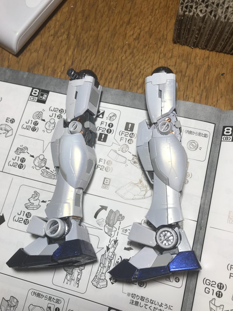 脚の組立。パール塗装が分かりやすいかと。