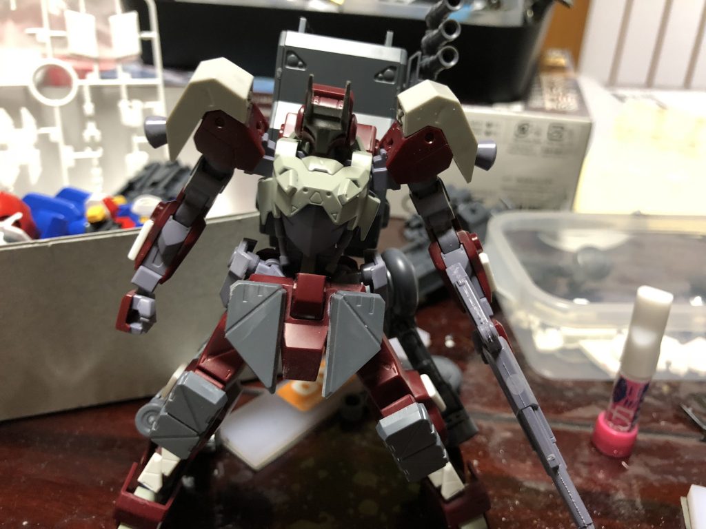 だいたいのパーツが決まってきたときの画像です。コトブキヤのアーマーパーツとビルダーズパーツを付けてます。