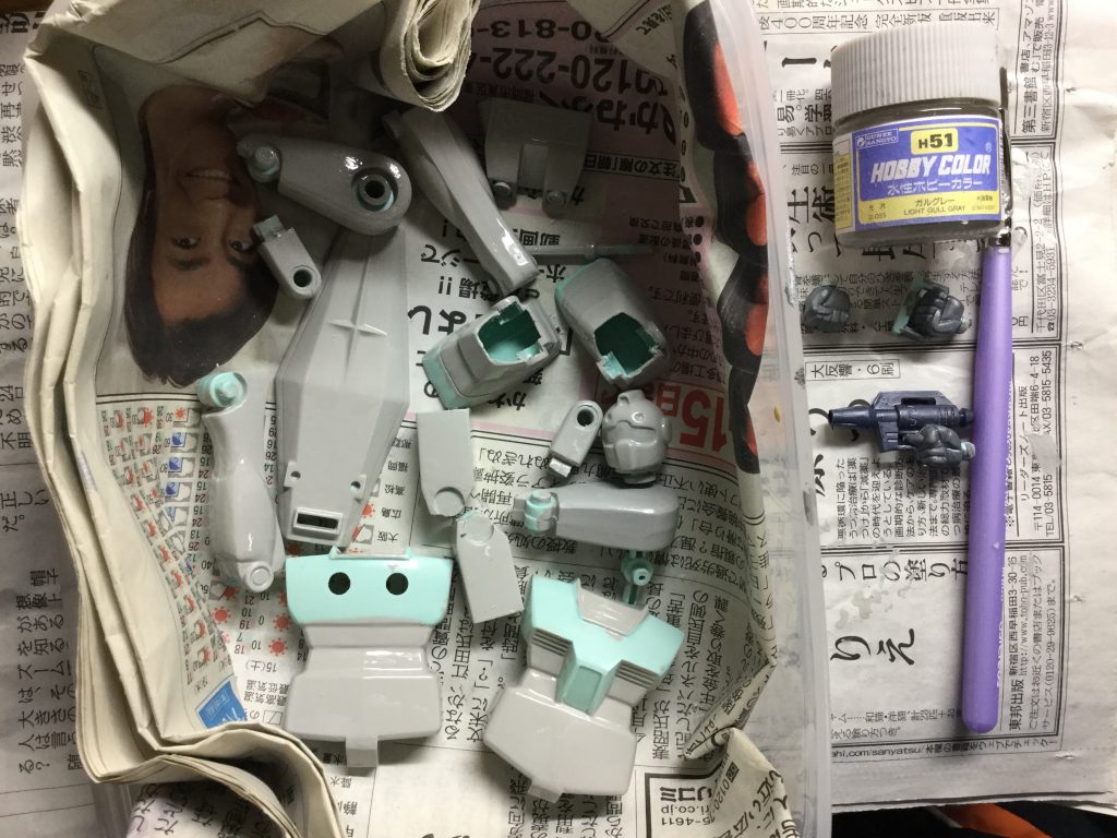 本塗装の様子その1。
今回は下地塗装なしで、直接水性ホビーカラーで筆塗りしました。
ちなみに白部分はガルグレーで塗装しました。