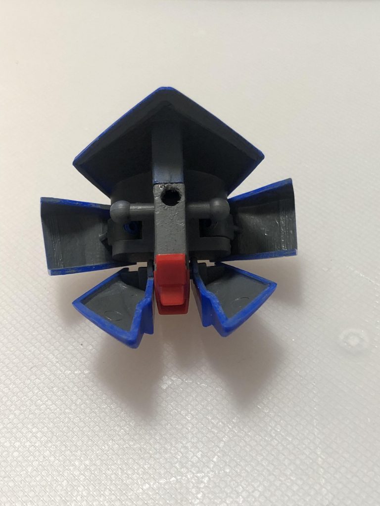 アーマー裏をグレーで塗装。ガンダムマーカーエアブラシの導入でこういった塗り分けが捗ります。