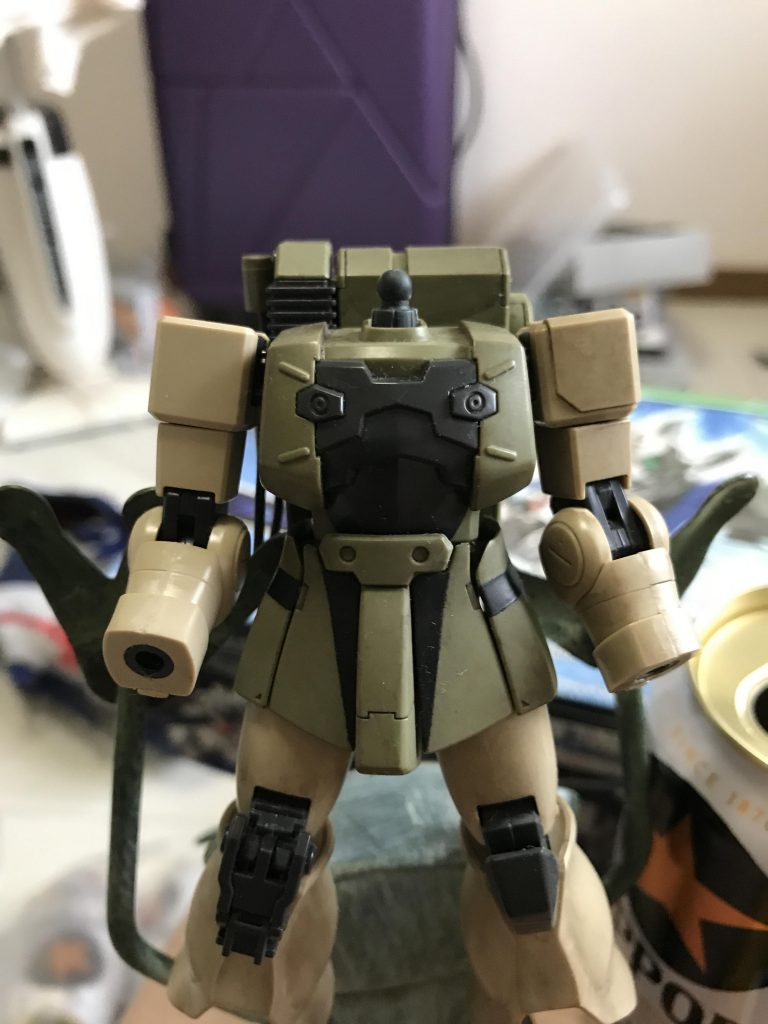 結局肩の装甲はいらないと感じたので取り除きました。
ピンを切ってタミヤセメントでごまかして
その上からパーティクルラインを両肩に入れ
さらにごまかした感じです。