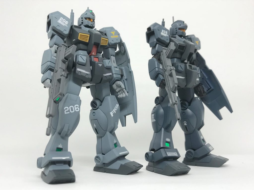 先日投稿した1機目とのツーショット。
2機目は1機目から大体4年後に作成。
自分でも気付かない内に作風が変わって
いたんだな〜とシミジミ思う今日この頃
でした。 ♪(´ε` )