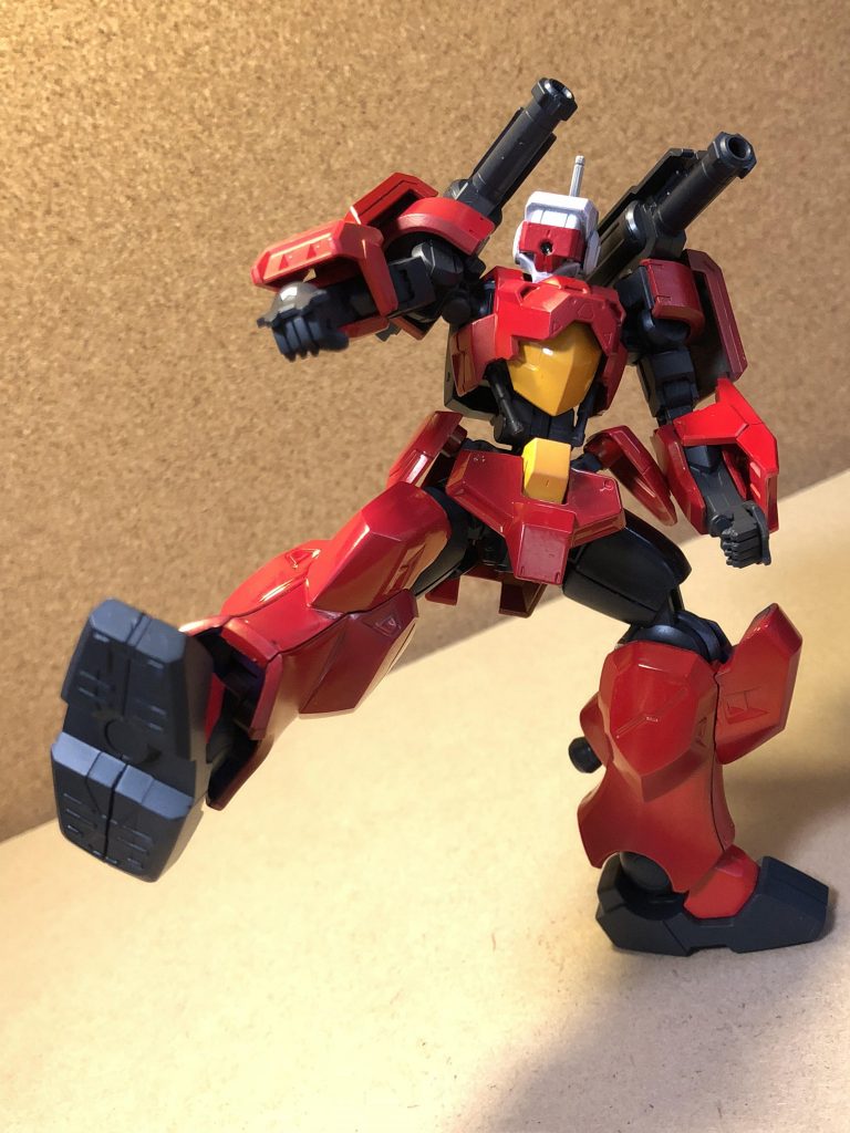 関節の稼働範囲がかなり狭いのでキックポーズが精一杯です