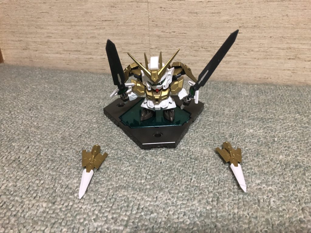 また近接戦をサポートするためにスーパーGNソードⅡは改修されスーパーGNビットへ！
近接戦闘に強く、また長所を伸ばす改修がされました！また色が金色なのは常時スーパーモードという意気込みで金色にしました！