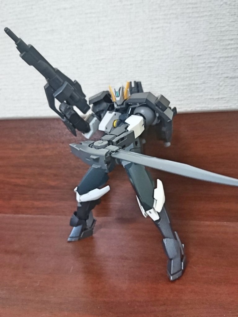 ベースはグレイズ改で手足をレギンレイズに変更
手のアーマーを小さくして足にスラスター追加
頭部はグレイズ改のモノにヘイズルのセンサーを追加
バックパックをレギンレイズの一体物のバックパックにするためにグレイズアインのを加工してレギンレイズのスラスターと本体側にもスラスターを追加